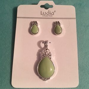 Earring & Necklace Pendant Set
